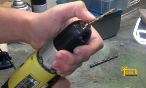 how to changee drill bit