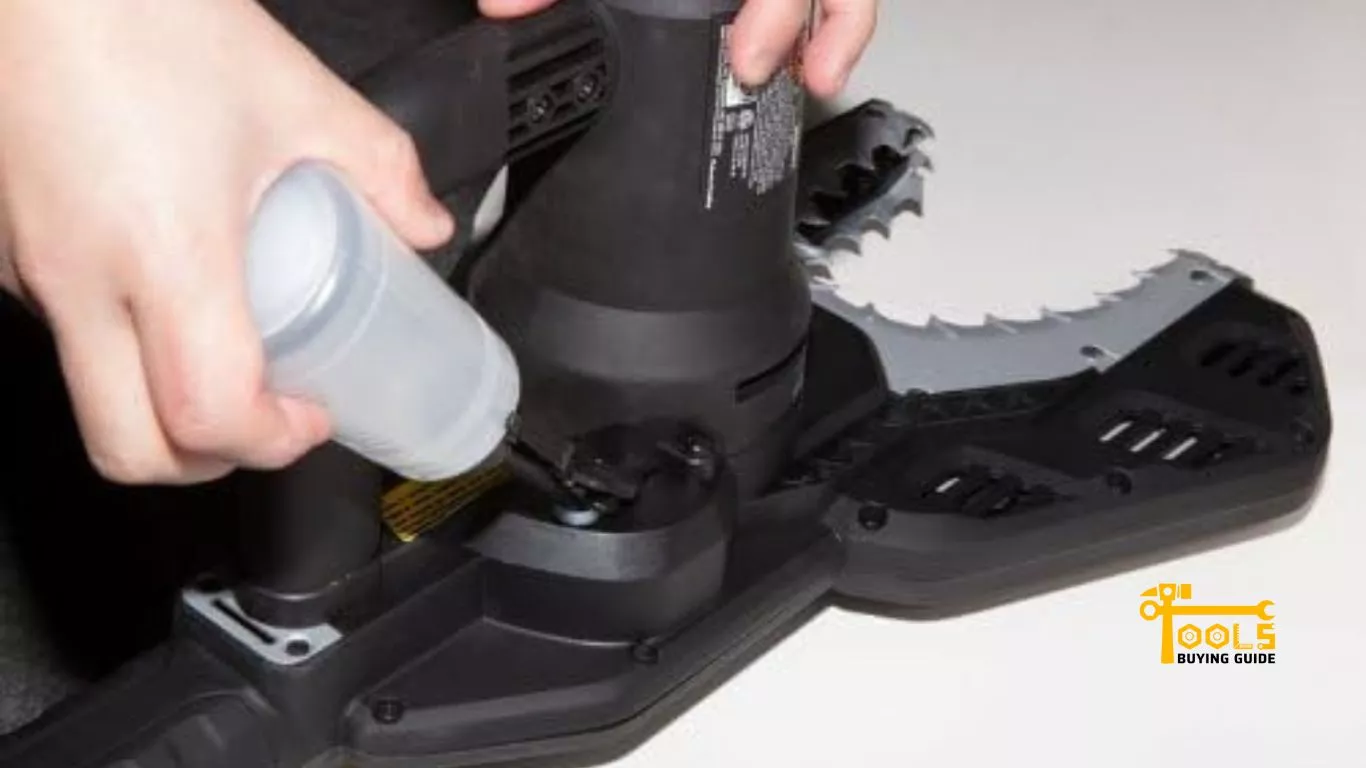 how to oil a mini chainsaw in 3 easy steps